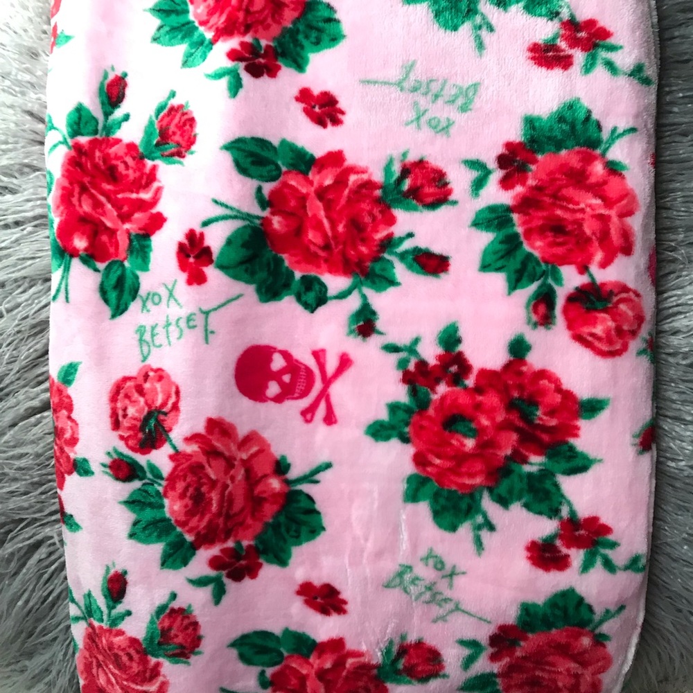Betsey Johnson Pink Roses Bouquet Skulls Throw - Picture 4 of 8